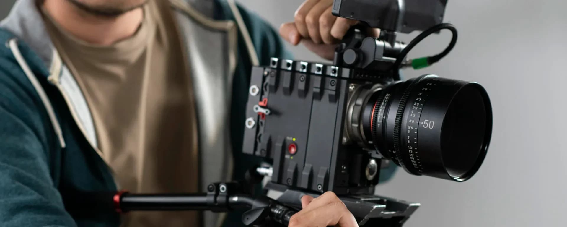 Close up de estudiante con cámara de video profesional.