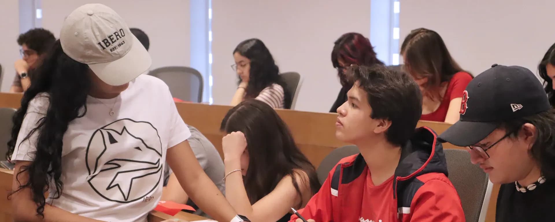 Estudiantes a un lado de la estatua de los lobos