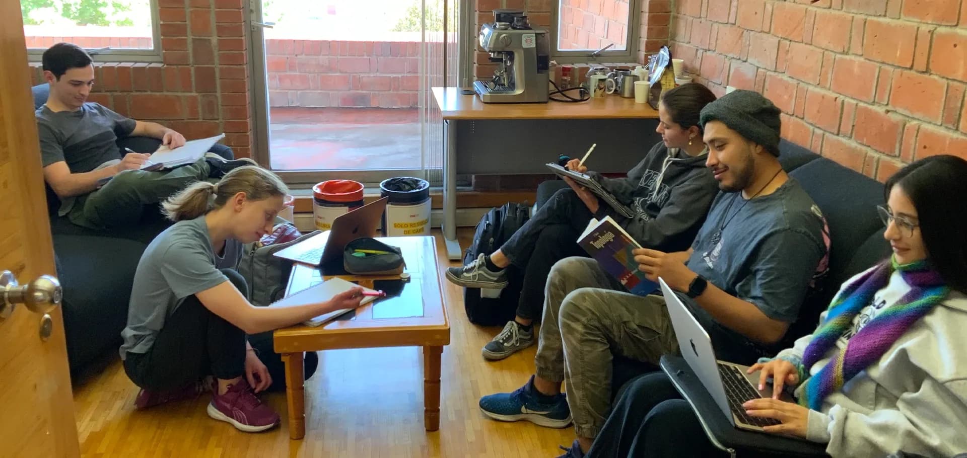 Estudiantes en la sala noether en la Universidad Iberoamericana.