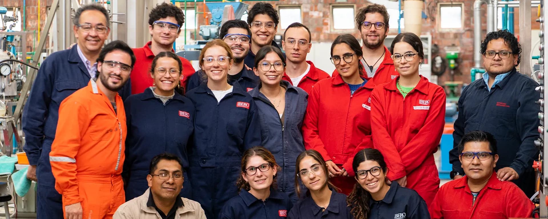 Estudiantes en el laboratorio de mecánica en la IBERO.