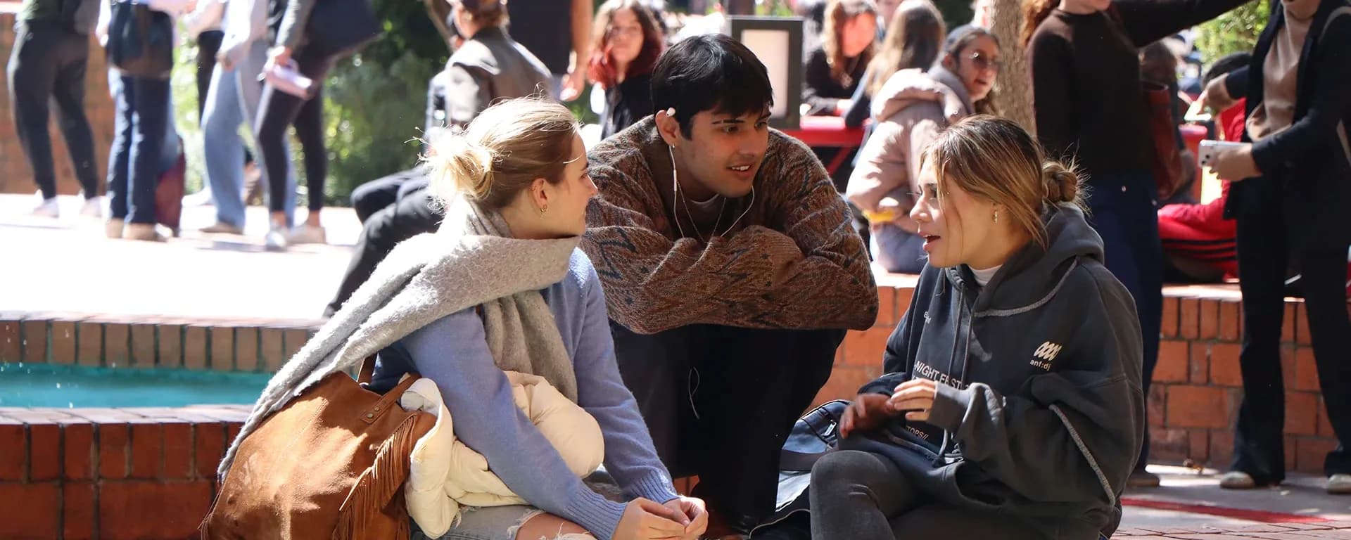 Estudiantes se toman una selfie en los jardines centrales de la IBERO.